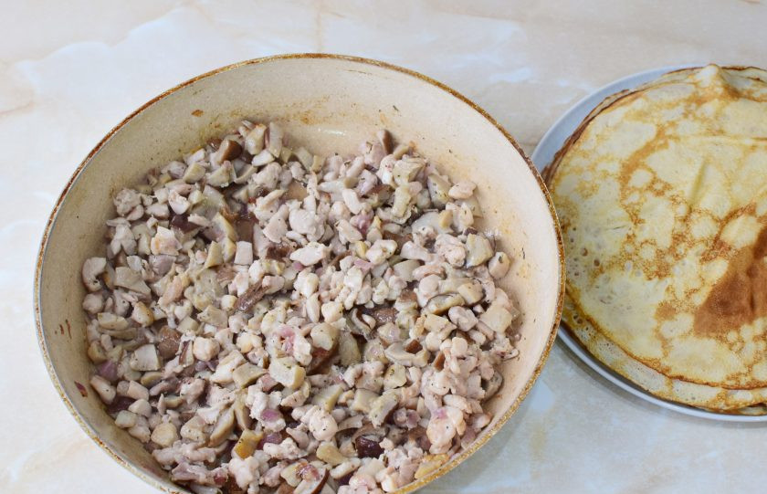 1. Этап. Блины купеческие: Наполняйте блинчики начинкой. Можно свернуть конвертиком, треугольником или скрутить трубочкой.