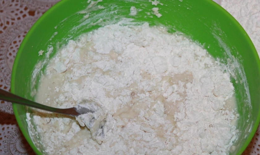 1. Этап. Дрожжевое тесто без опары: 7. В последнюю очередь всыпаю заранее просеянную муку и замешиваю тесто.