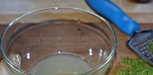 1. Этап. Тыквенно-ореховый торт Осенние краски: Пока корж остывает, приготовить крем. С лайма снять цедру при помощи терки. Выжать сок.