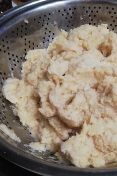 1. Этап. Бабушкины колдуны: Итак натертый картофель выкладываем в дуршлаг и помещаем наш дуршлаг на миску, чтобы стек картофельный сок.