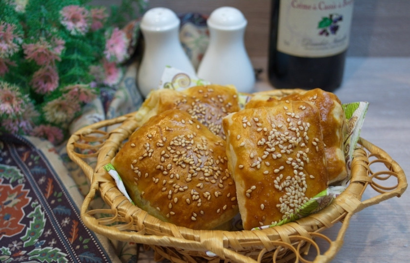 1. Этап. Хачапури из бездрожжевого слоеного теста: Выпекайте подготовленные хачапури в горячей духовке при 200 градусах, время выпекания 20 — минут.