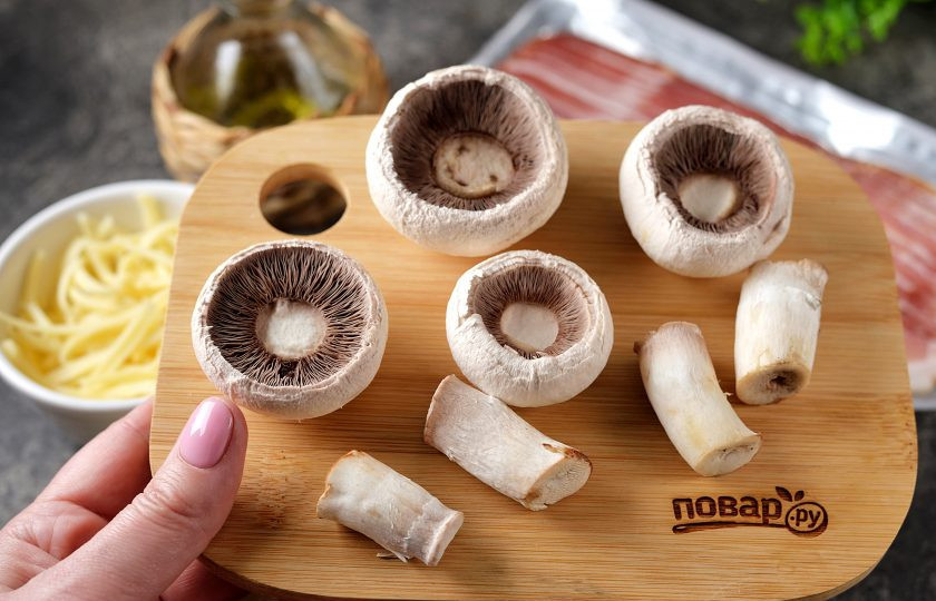 1. Этап. Шампиньоны в беконе в духовке: Грибы мыть не следует, просто оторвите ножку, снимите с нее 