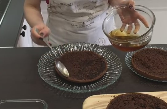 1. Этап. Домашний шоколадный торт Пеле: 8. Готовый бисквит разрежьте на 3 части. Все обрезки пойдут на украшение торта. Измельчите их блендером в мелкую крошку, а коржи полностью пропитайте.