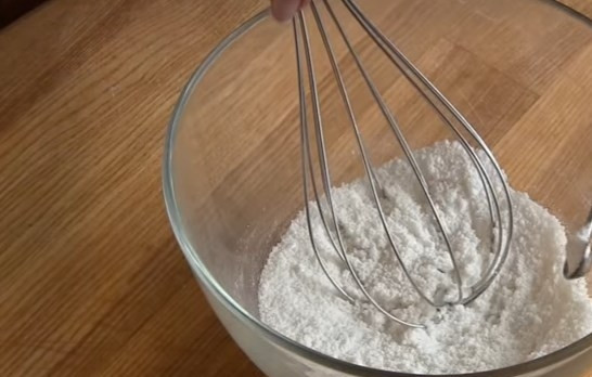 1. Этап. Слойки из слоеного теста с кремом Патисьер: 1. Для приготовления крема в миске смешайте 50 г сахара, крахмал и щепотку ванилина.