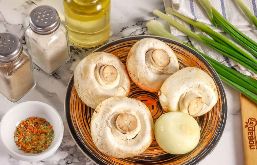 1. Этап. Грибная начинка для блинов: Подготовьте указанные ингредиенты. Грибы можно приобрести в магазине или на рынке: шампиньоны, вешенки и т.д.