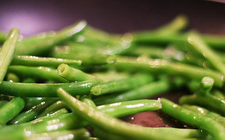 1. Этап. Картофель с говядиной: Стручковую фасоль моем, чистим, если крупная можно порезать на кусочки.