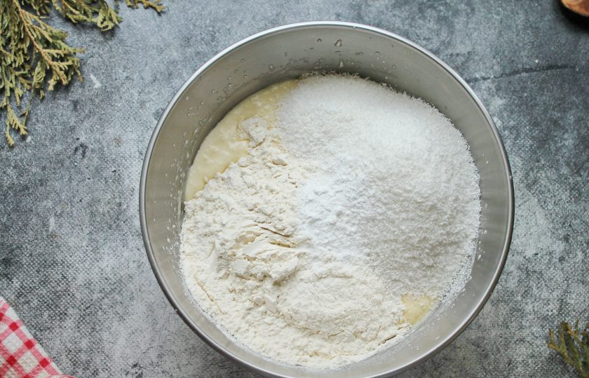 1. Этап. Маффины с кокосовой стружкой: Смешайте муку с разрыхлителем и просейте в миску. Добавьте кокосовую стружку и хорошо перемешайте.