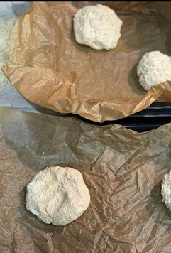 1. Этап. Мини пиццы на творожной основе: Тесто разделить на равные части в виде шариков, выложить на противень, застеленный пергаментом