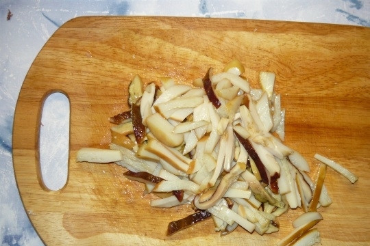 1. Этап. Курица с фасолью и грибами: Грибы нарежьте соломкой и обжарьте в масле. Остудите.