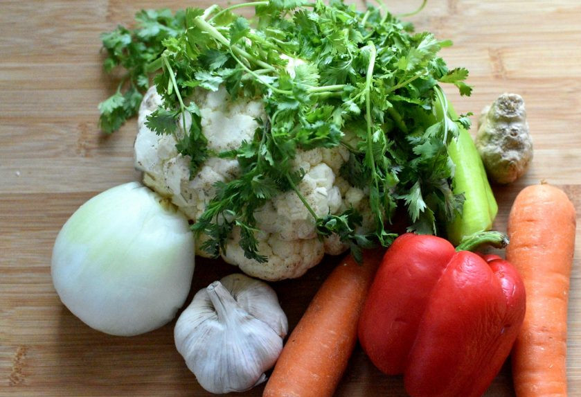 1. Этап. Цветная капуста с яйцами: Овощи промойте , обсушите и очистите.