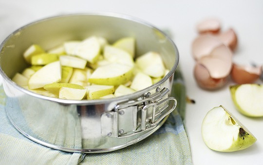 1. Этап. Шарлотка с карамелизированными яблоками: Яблоки порежьте и выложите на карамель.