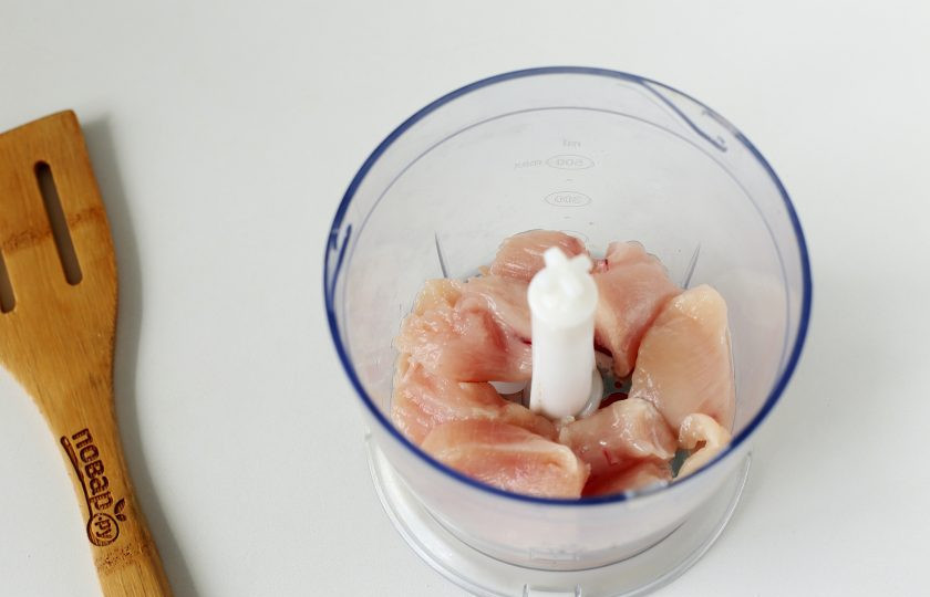 1. Этап. Диетические манты: Куриное филе нарежьте кусочками и сложите в чашу блендера.