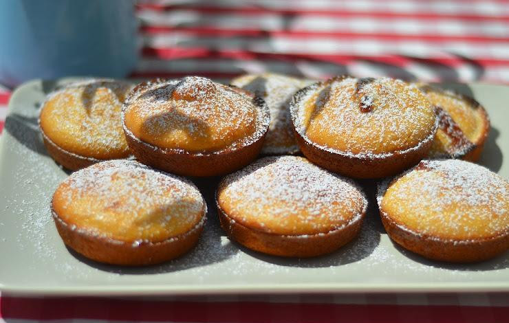 1. Этап. Классические маффины: Перед подачей к столу можно посыпать маффины сахарной пудрой - для красоты.