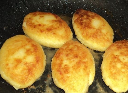 1. Этап. Картофельные котлеты с сыром: Формируем из получившейся массы котлетки нужного вам размера. Можно обвалять в молотых сухарях.Обжариваем на растительном масле до красивой корочки.