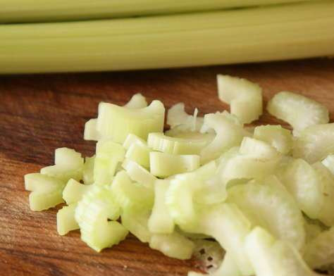 1. Этап. Салат с сельдереем и огурцом: Моем и нарезаем черешки сельдерея.