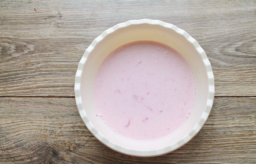 1. Этап. Блинный торт с йогуртовым кремом: Распустите желатин до жидкого состояния на водяной бане. В миску вылейте йогурт, я взяла клубничный, и, мешая, влейте растопленный желатин. Все тщательно перемешайте до однородности.