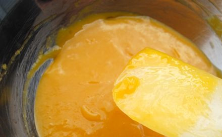 1. Этап. Мусс из персиков: 10. Когда в персиковом пюре начнут появляться небольшие комочки, похожие на творог, мусс можно снимать с льда. Еще раз активно перемешать.