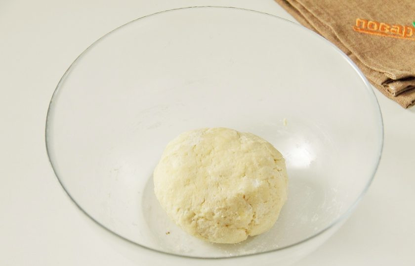 1. Этап. Французский пирог с кукурузой и помидорами: 4. Перемешайте, влейте ложку ледяной воды и замесите мягкое тесто. Соберите его в шар, заверните в пленку и уберите в холодильник на 30 минут.