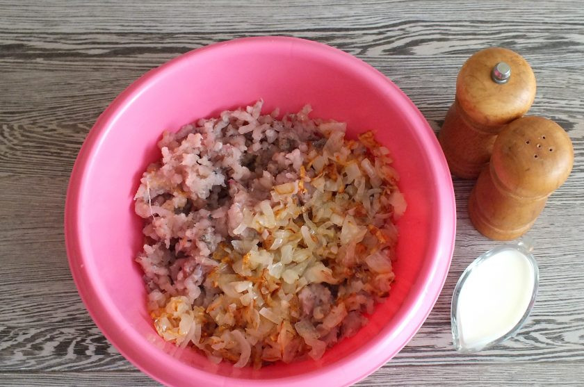 1. Этап. Пельмени из судака: Перекрутите филе через мясорубку со средней решеткой. К полученному фаршу добавьте обжаренный лук, соль, перец, молоко.