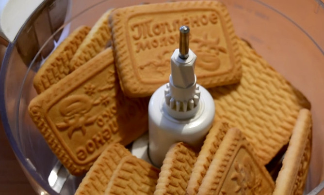 1. Этап. Творожный чизкейк со сгущенкой: 1. Обычное песочное печенье перетрите блендером или скалкой до состояния крошки.