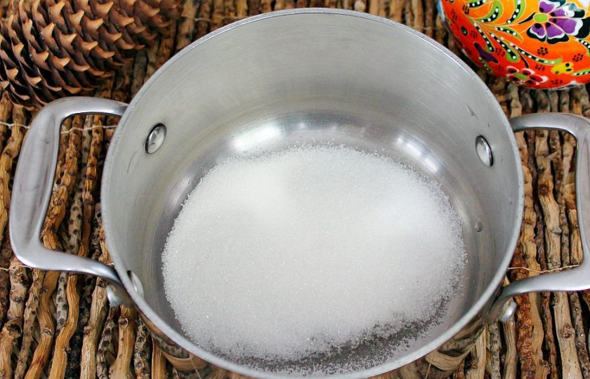 1. Этап. Карамельное печенье: В кастрюлю с толстым дном насыпаем сахар и добавляем ложку воды.