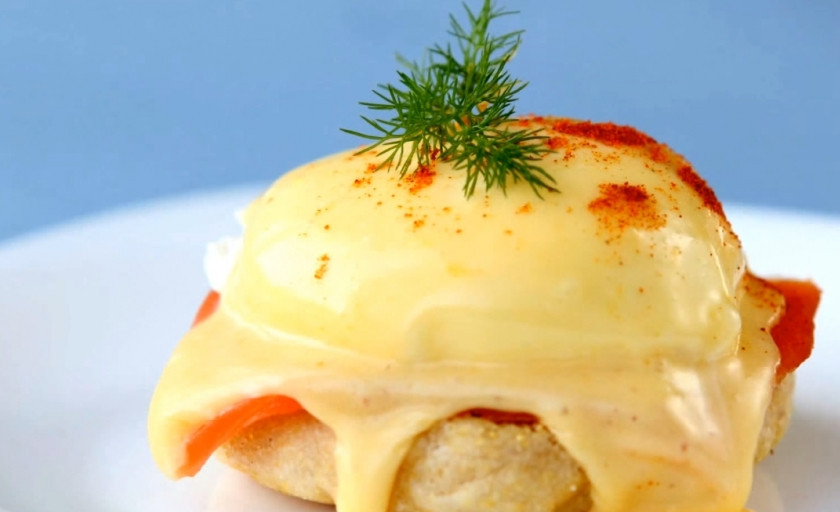 1. Этап. Королевское яйцо: 5. Для основы разрежьте наполовину и поджарьте английские маффины, положите сверху соленую семгу и яйцо-пашот. Полейте голландским соусом, украсьте красным перцем и укропом. Приятного аппетита!