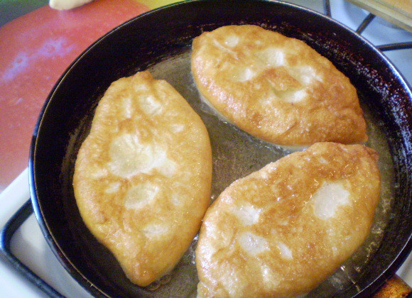 1. Этап. Пирожки постные с грибами: 14. Жарим с обеих сторон, по пару раз переворачивая, чтобы равномерно прожарились.