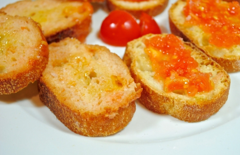 1. Этап. Тосты с помидорами: Затем аккуратно выложите помидорную гущу в ломтик. Посолите, если понадобится. Получатся вот такие замечательные тосты с помидорами!