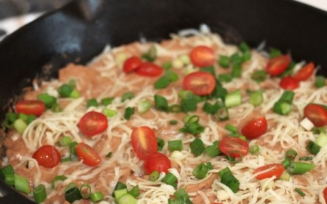 1. Этап. Ужин из ничего: Духовку разогрейте до 180 градусов. В форму для выпечки тонким слоем выложите консервированную фасоль (жидкость я слила почти всю). Помидоры порежьте кружочками или дольками. Выложите их на фасоль, затем нарежьте и выложите лук, немного посолите и поперчите все.