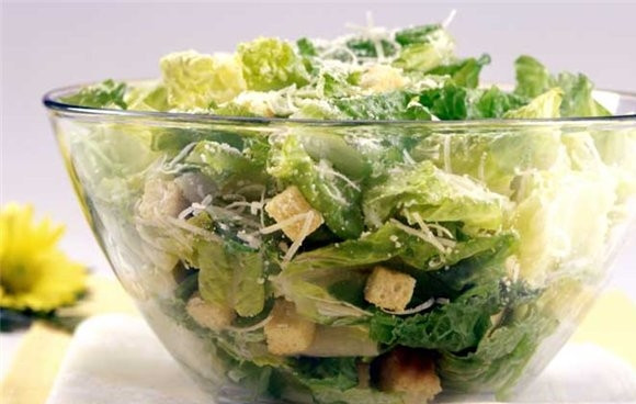 1. Этап. Салат Цезарь с кальмарами: Выложить на салатные листья полоски кальмаров и крутоны, полить оставшимся соусом. посыпать тертым пармезаном и подать на стол!