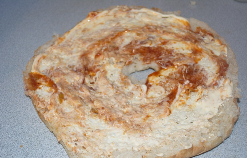 1. Этап. Запеченный лааваш с сыром и зеленью: Смешайте майонез с томатным соусом: этой массой смазываем срез лаваша.