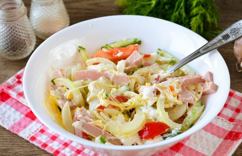 1. Этап. Салат Бахор с колбасой: Перемешайте салат, всыпьте соль и перец по вкусу.