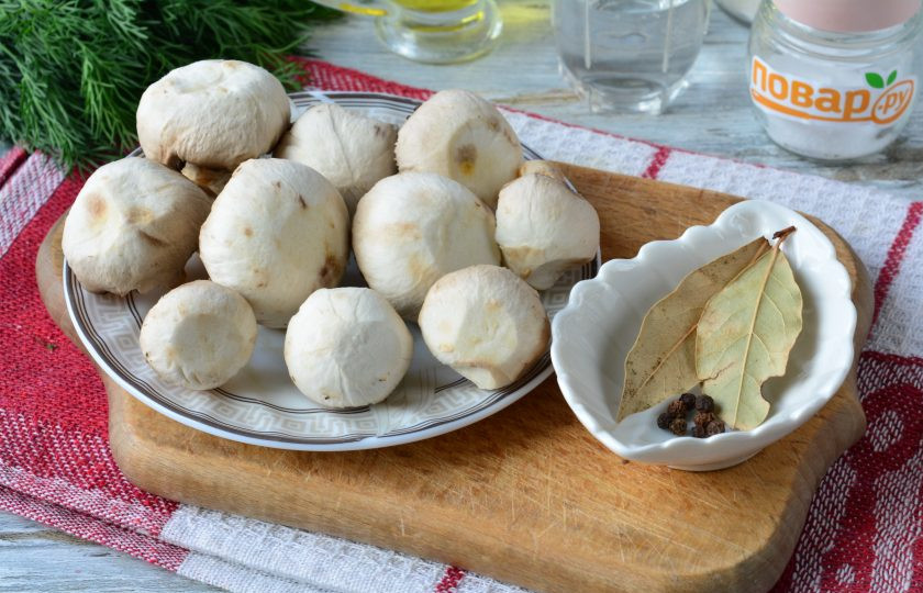 1. Этап. Маринованные грибы за 10 минут: Подготовьте все ингредиенты.