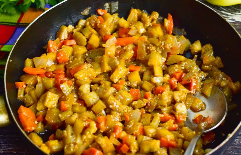 1. Этап. Баклажанная икра как магазинная: Тушите овощи в течение 10-15 минут.