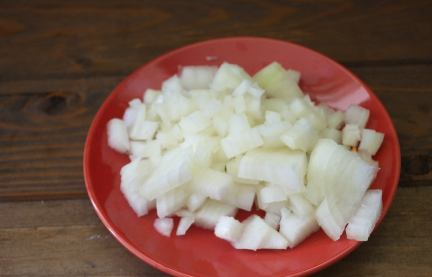 1. Этап. Запеканка мясная с овощами: Для начала нужно обжарить фарш с овощами. Нарезаем репчатый лук.