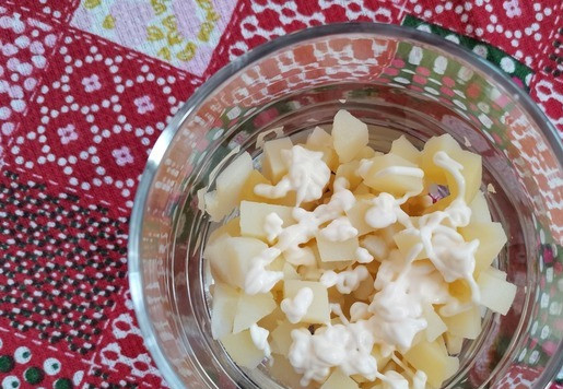 1. Этап. Салат Краски осени: Затем - майонез по вкусу.