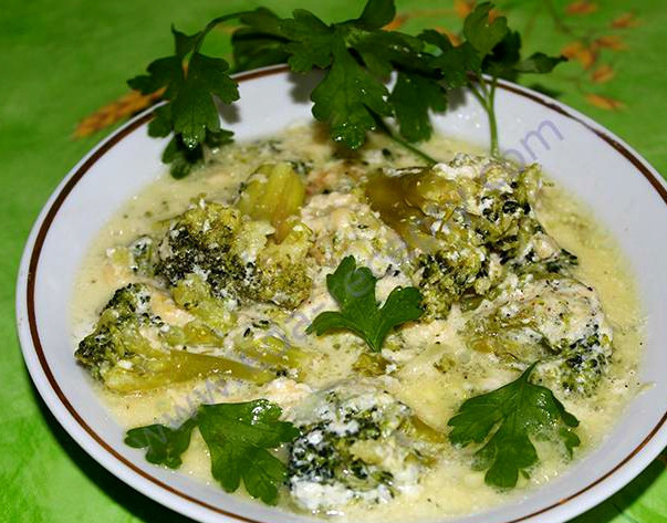 1. Этап. Брокколи в сметане с чесноком: Выкладываем брокколи в форму с высокими бортиками. Заливаем все сметанной-чесночной смесью. Ставим в духовку тушиться на 40 минут при 160 градусах. По истечении времени достаем блюдо. Перекладываем в тарелочку и украшаем веточками петрушки. Приятного аппетита!