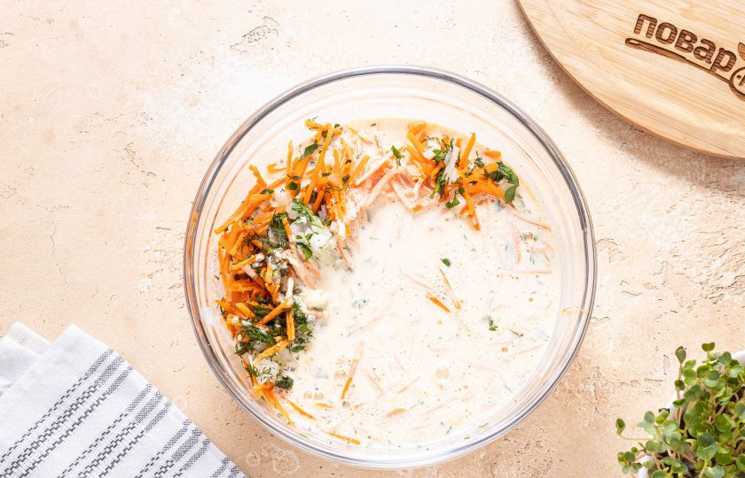 1. Этап. Хлебцы без глютена из пшена: Соедините в миске подготовленные ингредиенты и влейте жидкое тесто из пшена. Все хорошо перемешайте.