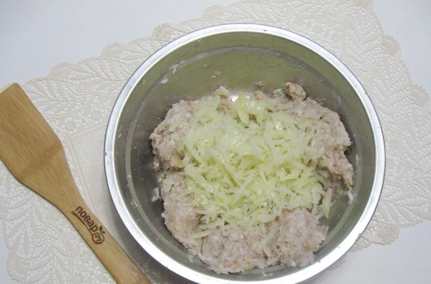 1. Этап. Ленивые голубцы в пароварке: Капусту мелко нарежьте и проварите 7-8 минут. После воду слейте, капусту остудите и добавьте в фарш, перемешайте.