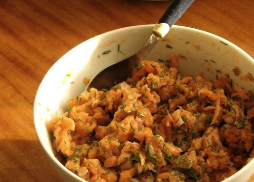 1. Этап. Быстрый пирог с сёмгой: Очищаем семгу от косточек. Можно брать в магазине уже готовое филе, тогда этапа чистки можно избежать. Режем рыбку на маленькие кусочки, смешиваем с рубленой зеленью, специями и солью.