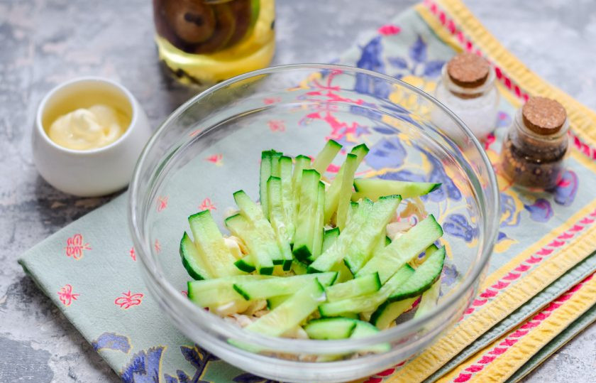 1. Этап. Салат Дамский каприз с курицей и черносливом: Поверх курицы выложите свежие огурцы.