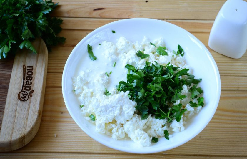 1. Этап. Белковый торт с куриной грудкой для сушки: Подготовьте начинку для торта. Нежирный творог смешайте с кефиром и измельченной петрушкой. Хорошо перемешайте массу, чтобы все ингредиенты соединились.