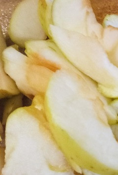 1. Этап. Яблочный тарт татен: Очистить и нарезать яблоки на тонкие пластины ( как можно тоньше- это важно!)