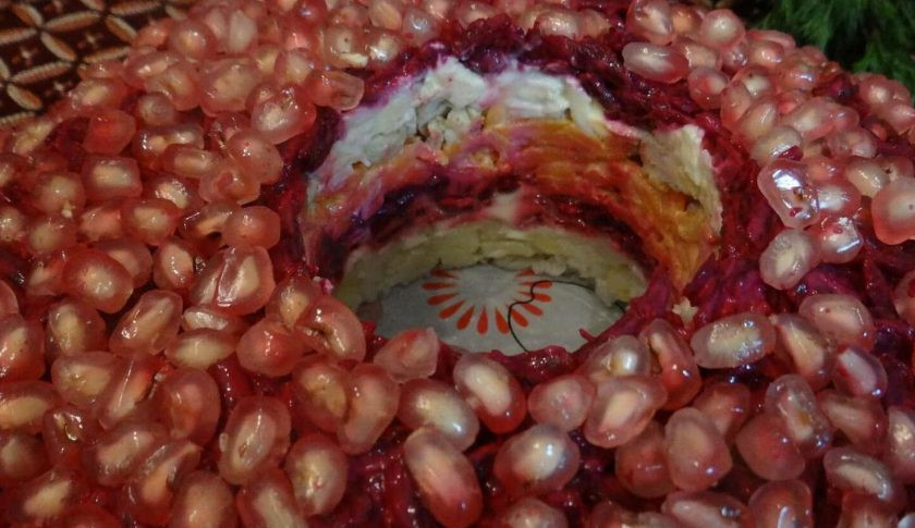 1. Этап. Салат Гранатовый браслет: 11. Оформляем зернами граната и вытаскиваем стакан.