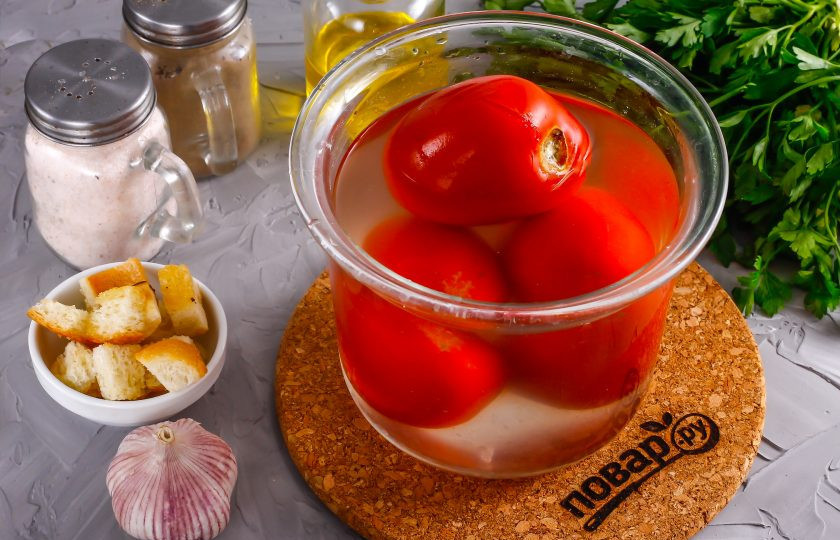 1. Этап. Андалузский суп: Помидоры промойте в воде, выложите в глубокую емкость и залейте кипятком. Оставьте на 10 минут для пропаривания, затем переместите в холодную воду. Очистите кожуру и удалите, вырежьте зеленые сердцевинки.