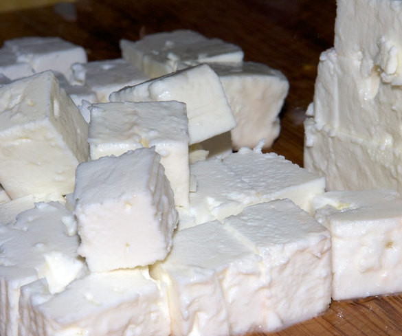 1. Этап. Греческий салат с помидорами: Фету нарезать кубиками.