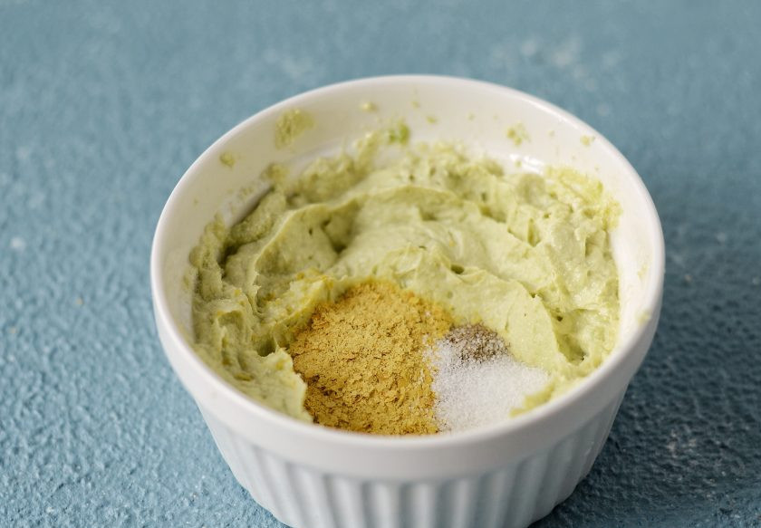 1. Этап. Сливочный соус из авокадо: Проверьте консистенцию. Если она вас устраивает, добавьте соль, перец и пищевые дрожжи. Ещё раз взбейте соус.