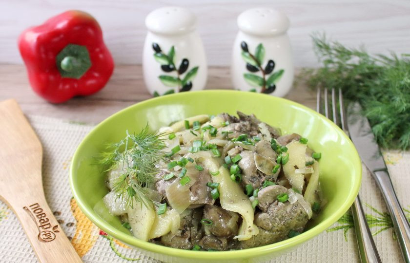 1. Этап. Куриная печень с луком и белым вином: Куриная печень с белым вином и луком готова. Подавайте к столу в горячем виде с любым гарниром.