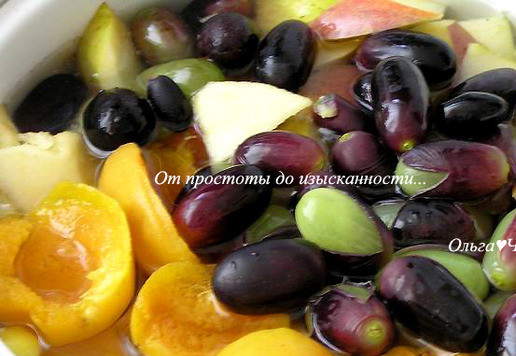 1. Этап. Кисель из яблок и винограда: Залейте двумя литрами горячей воды (кипятка). Доведите до кипения, варите 10-15 минут.