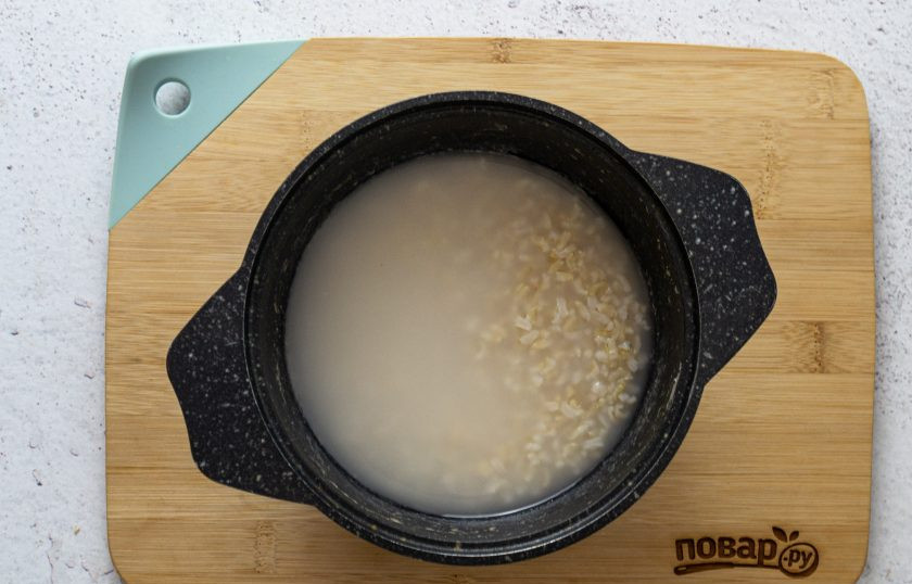 1. Этап. Бурый рис для похудения: Рис промойте, переложите в кастрюлю с толстым дном и влейте воду. Доведите до кипения на высоком огне. Подсолите немного по вкусу, накройте крышкой и варите на медленном огне до мягкости. Бурый рис варится примерно 30 минут.